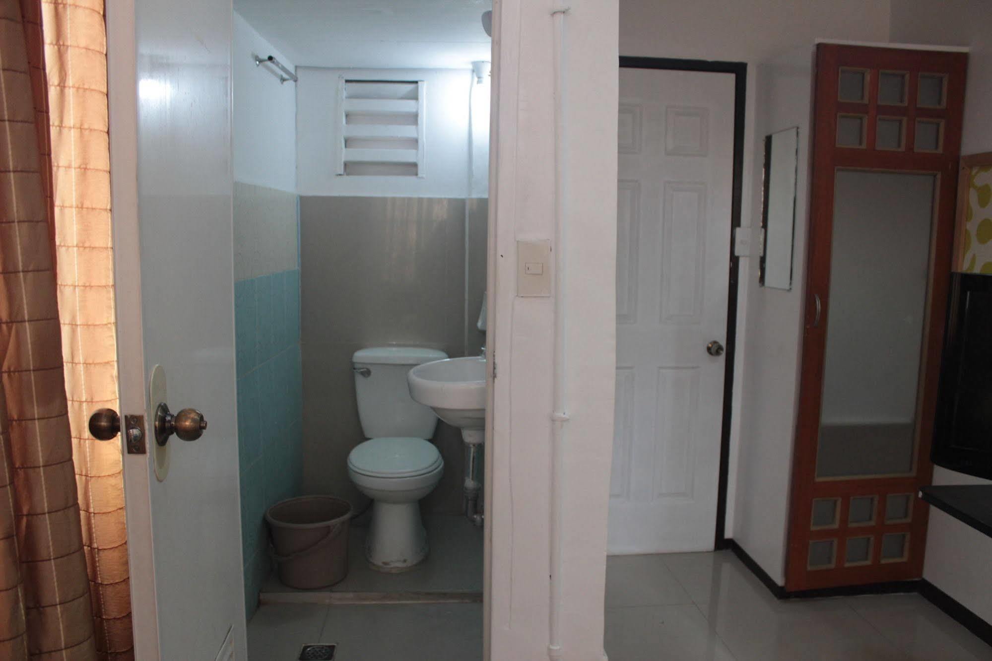 Yuj Inn - Quezon City Buitenkant foto